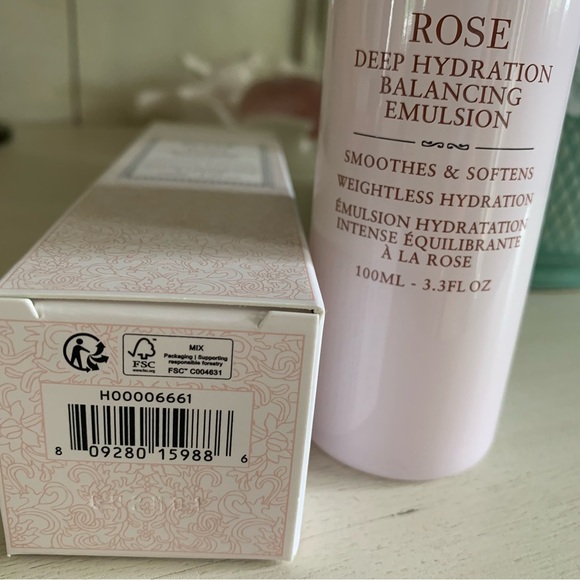 fresh Rose & Hyaluronic Acid Lightweight Moisturizer - Picture 9 of 9